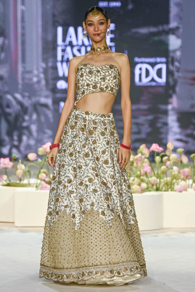 aasma-off-white-embroidered-choli-and-lehenga-a0 bangles